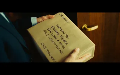 В фильме «Безграничный» (2011) Брэдли Купер получает посылку с пометкой «доставка вручную». Там находятся расчлененные руки его телохранителей: r/MovieDetails.
