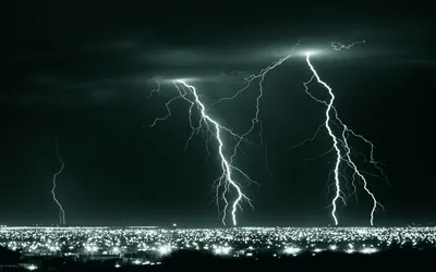 Грозовая молния над озером, вид на ночное небо iPhone X Обои Скачать бесплатно