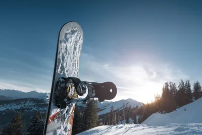 Фото сноуборда на фоне горного пейзажа, для Windows